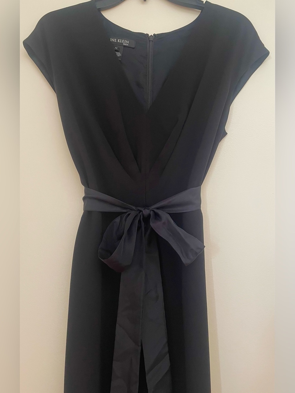 ANNE KLEIN
Ivory
Black
V-Neck
Sleeveless
Midi Dress with
Satin Waist Tie
12 - Picture 4 of 8